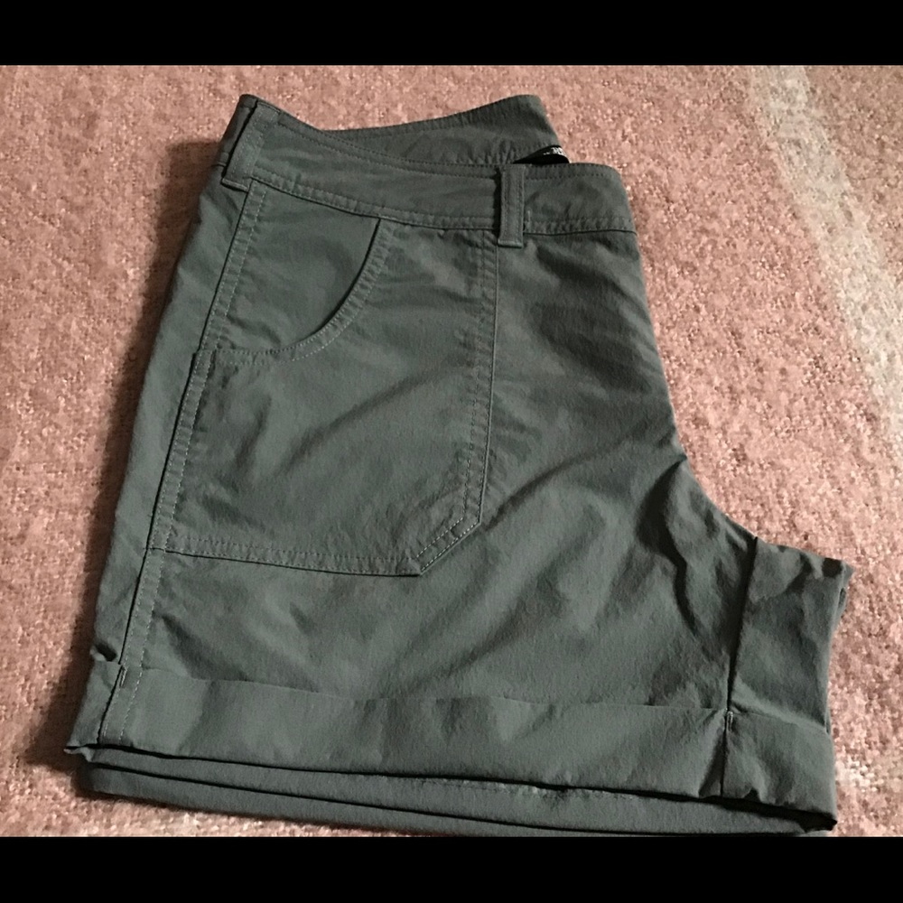 The North Face shorts size 10 green kaki